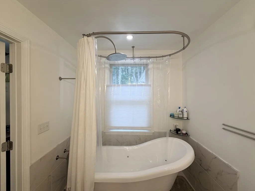 3 bed, 2 bath apartment for rent at 21 Bypass Rd, Lincoln — photo 15 of 42
