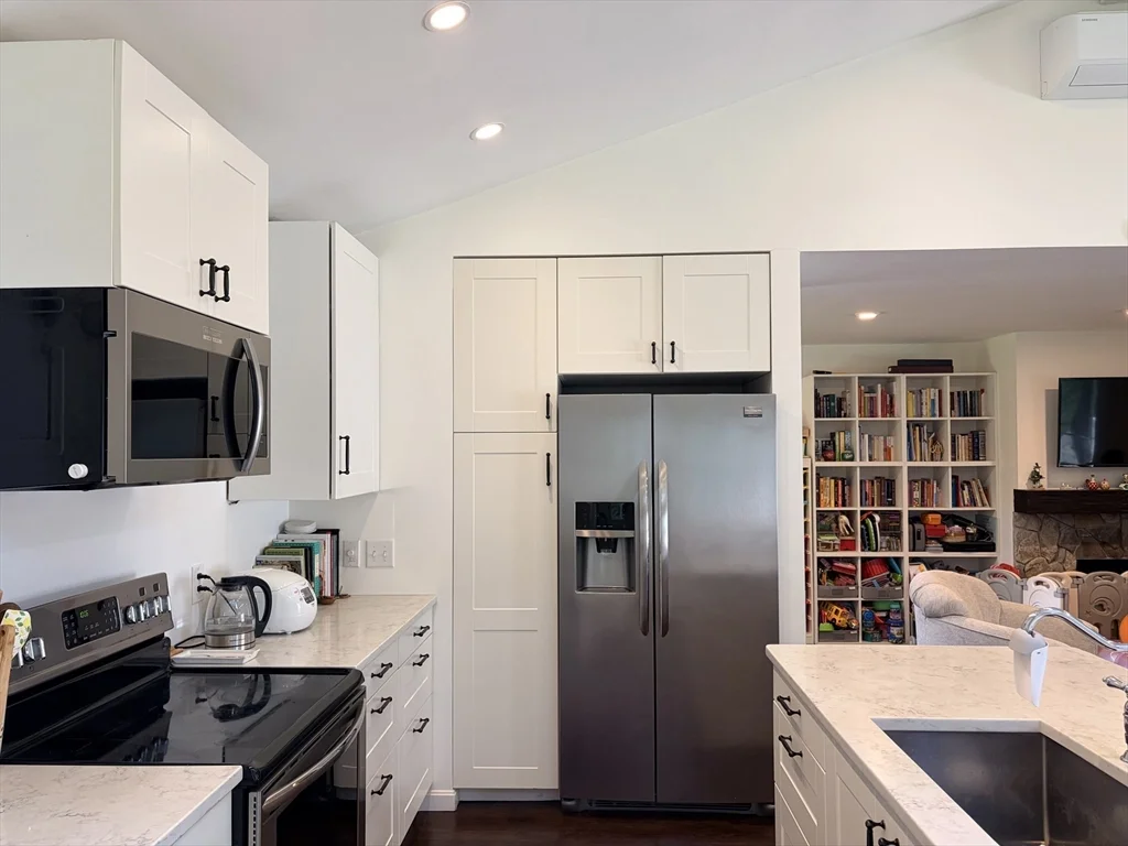 3 bed, 2 bath apartment for rent at 21 Bypass Rd, Lincoln — photo 3 of 42