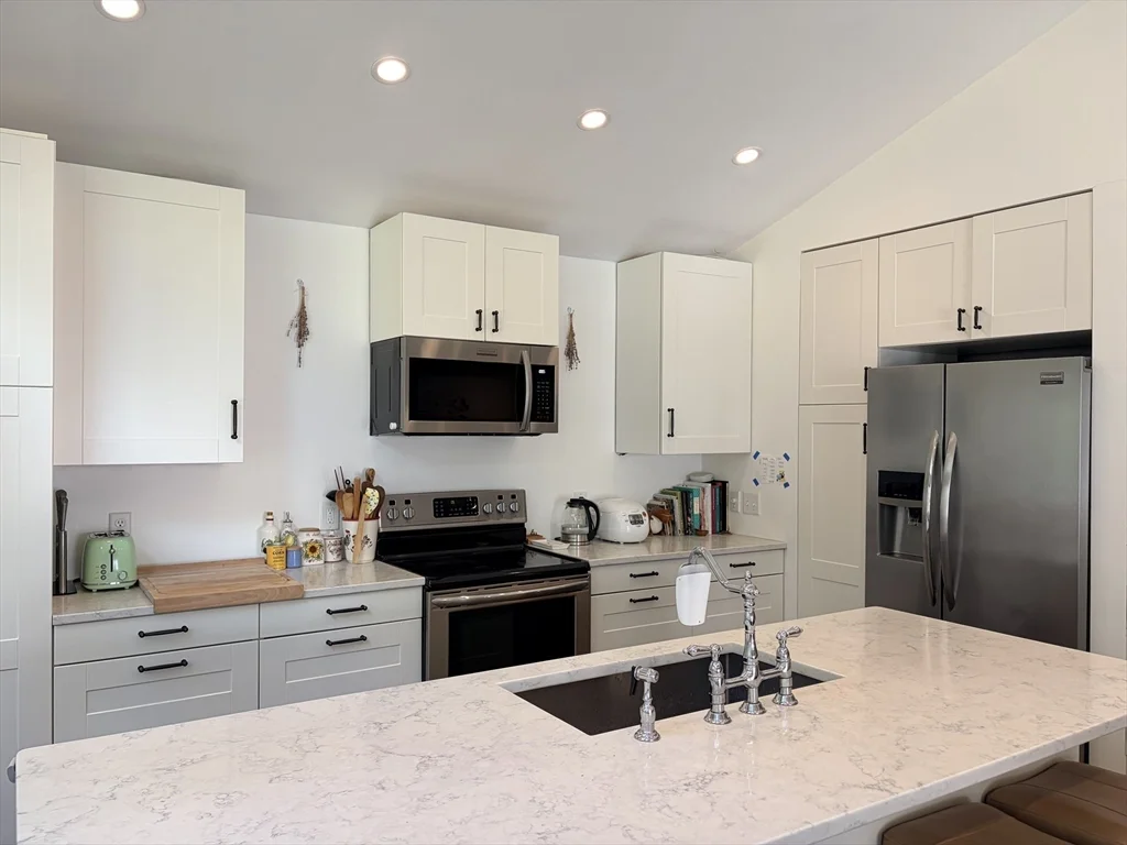 3 bed, 2 bath apartment for rent at 21 Bypass Rd, Lincoln — photo 4 of 42