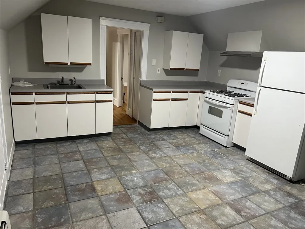 2 bed, 1 bath apartment for rent at 21 Carney St Unit 3, Medford — photo 1 of 10