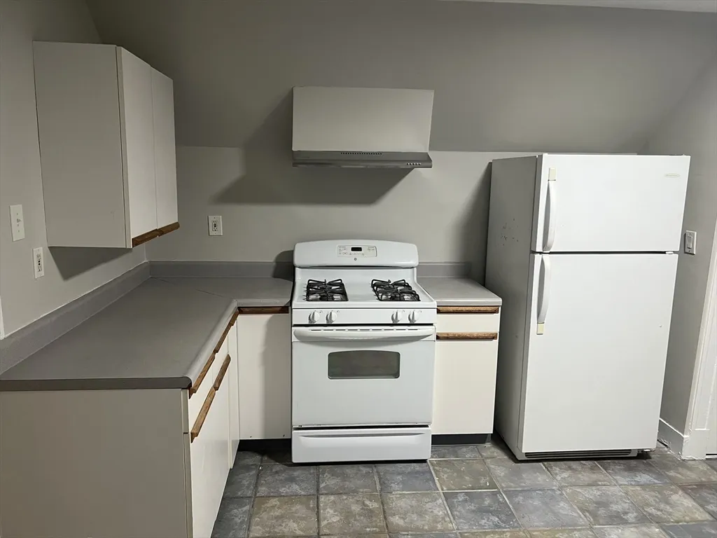 2 bed, 1 bath apartment for rent at 21 Carney St Unit 3, Medford — photo 3 of 10