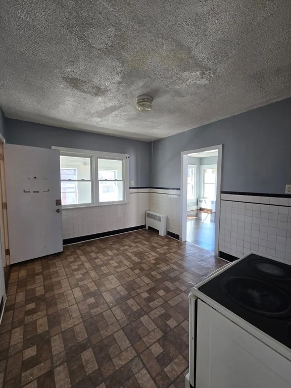 3 bed, 1 bath apartment for rent at 21 Chapel St Unit 2, Springfield — photo 3 of 12