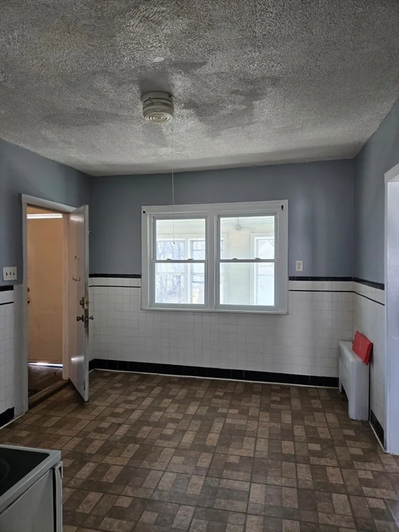 3 bed, 1 bath apartment for rent at 21 Chapel St Unit 2, Springfield — photo 2 of 12