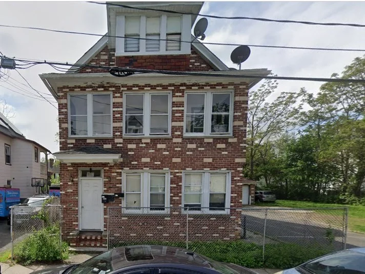 3 bed, 1 bath apartment for rent at 21 Chapel St Unit 2, Springfield