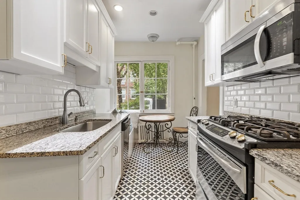 2 bed, 1 bath apartment for rent at 21 Chauncy St Unit 3, Neighborhood Nine — photo 4 of 23