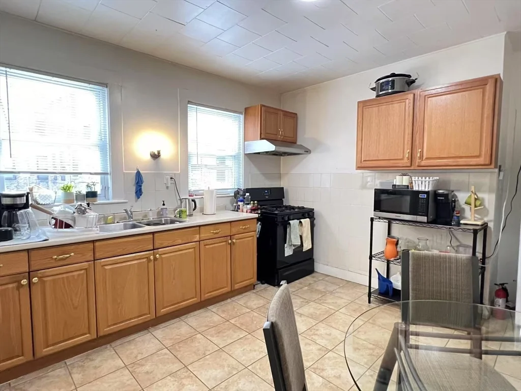 4 bed, 1 bath apartment for rent at 21 Chester St Unit 2, Allston — photo 2 of 9