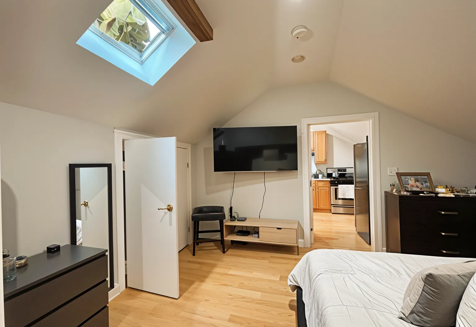 Studio bed, 1 bath apartment for rent at 21 Chestnut Hill Ave Unit 3, Brighton — photo 4 of 7