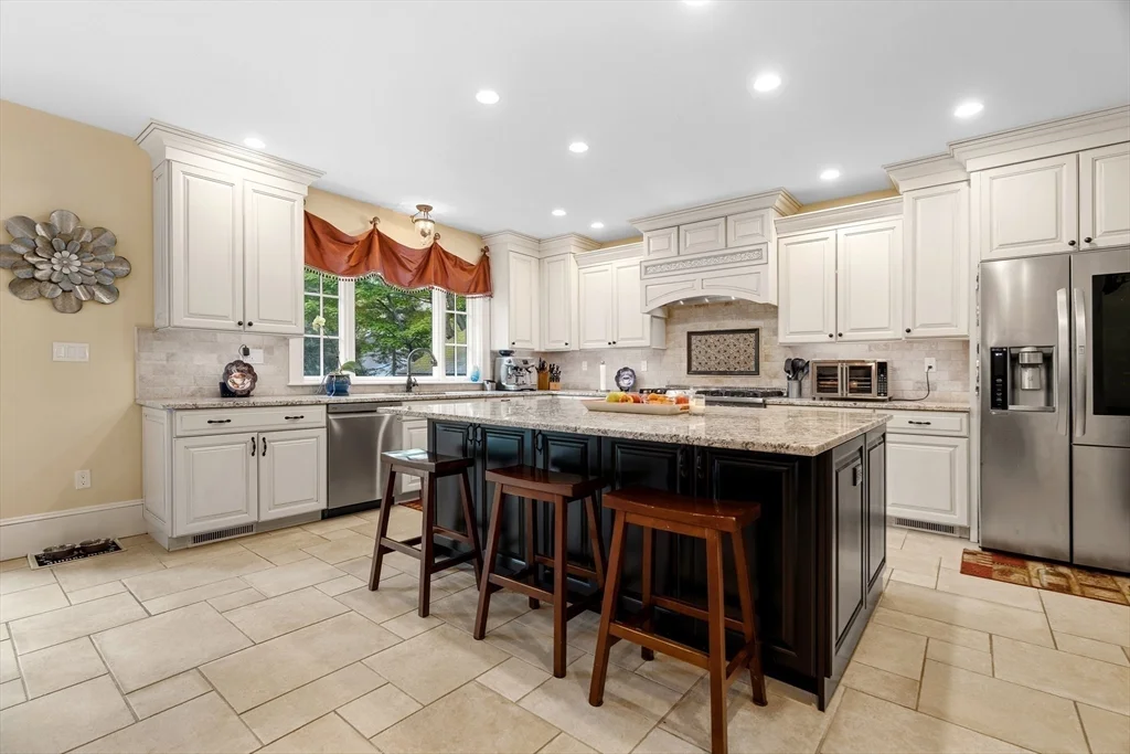 6 bed, 3 bath apartment for rent at 21 Clover St, Belmont — photo 5 of 38