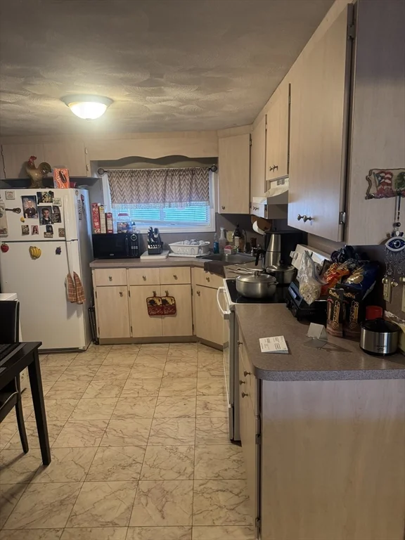 3 bed, 1 bath apartment for rent at 21 Cook Unit 1, Chelsea