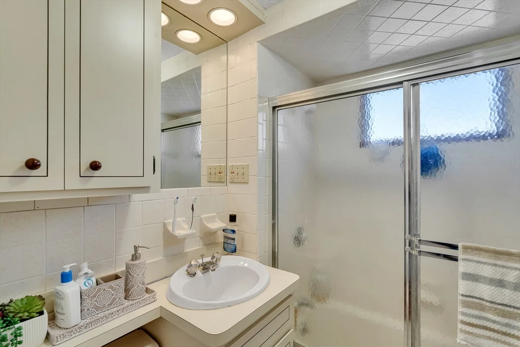 2 bed, 1 bath apartment for rent at 21 Elliot St Unit 21, Newton — photo 11 of 16