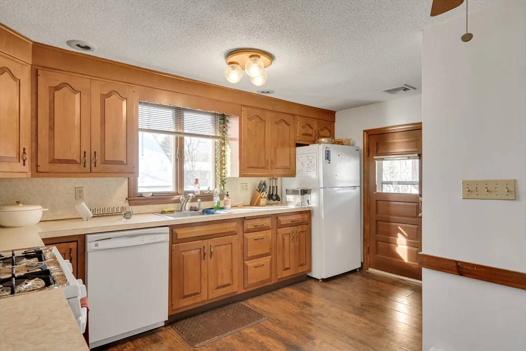 2 bed, 1 bath apartment for rent at 21 Elliot St Unit 21, Newton — photo 6 of 16