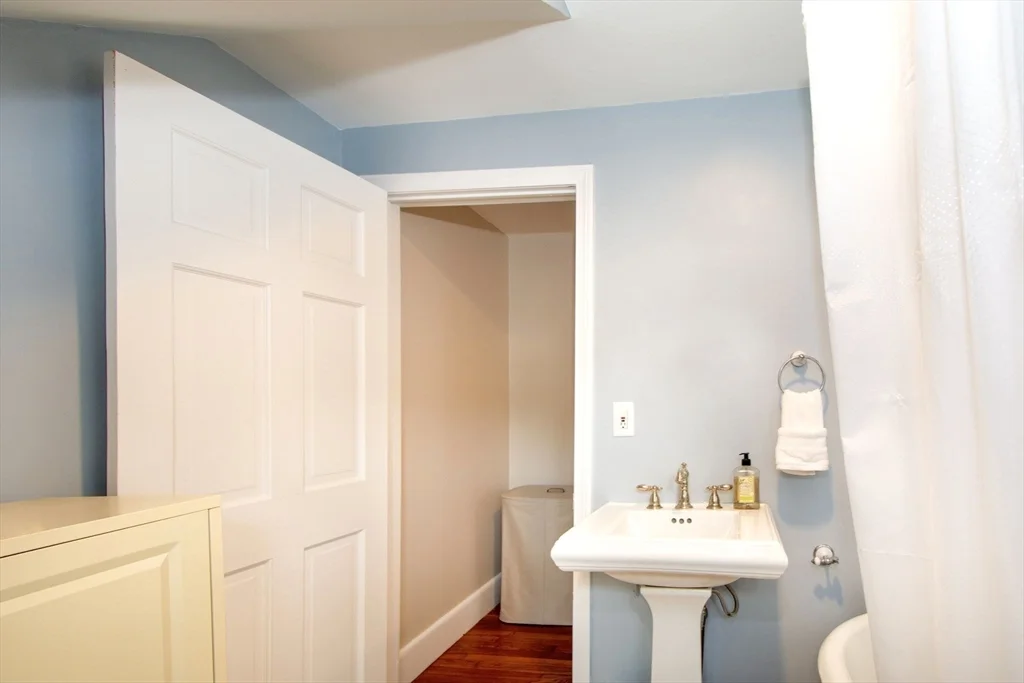 2 bed, 1 bath apartment for rent at 21 Elm Ct Unit 21, Cohasset — photo 16 of 23