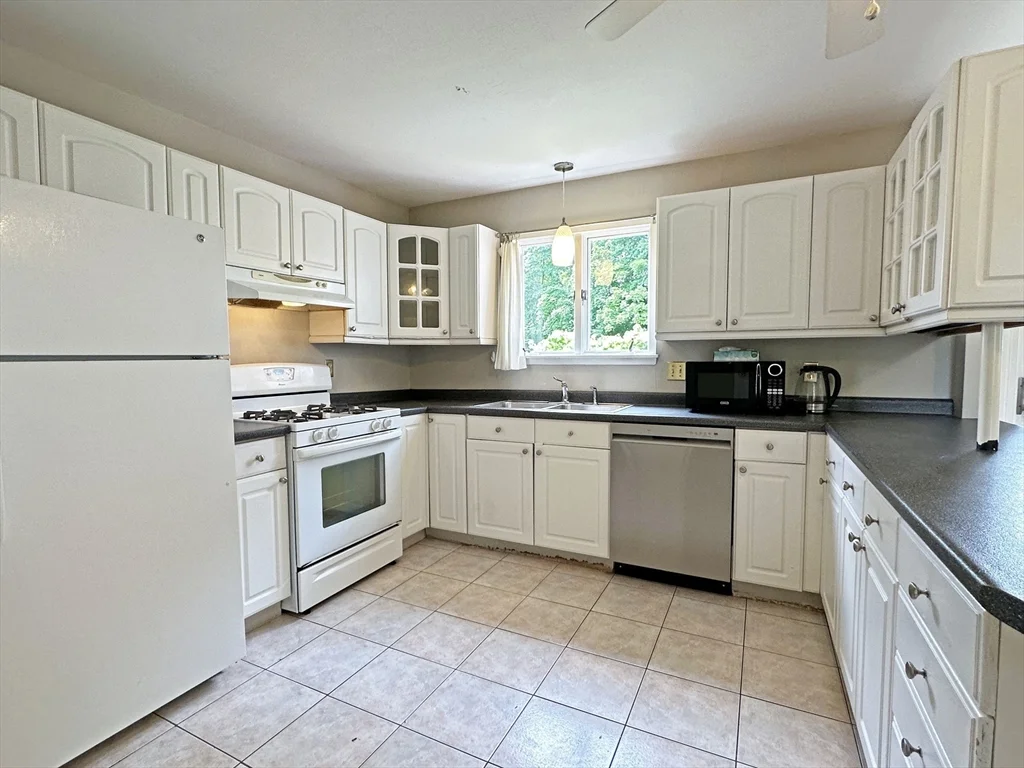4 bed, 2 bath apartment for rent at 21 Elm St, West Newton — photo 10 of 24