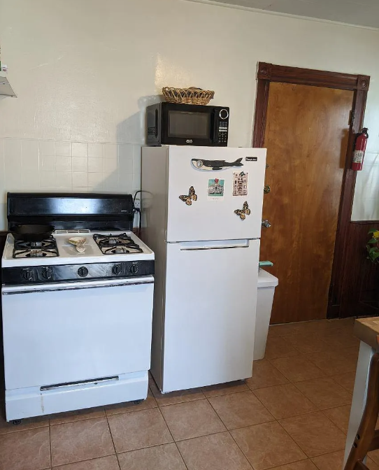 Studio bed, 1 bath apartment for rent at 21 Endicott Ave Unit 4, West Somerville — photo 3 of 11