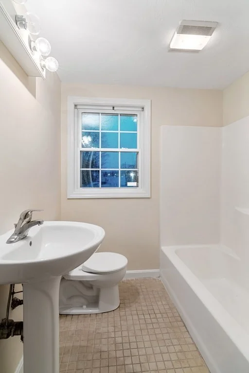 4 bed, 1 bath apartment for rent at 21 Halliden St Unit 21, Stoughton — photo 8 of 13