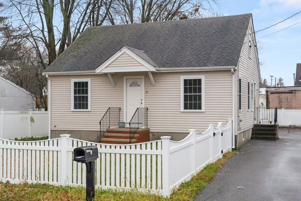 4 bed, 1 bath apartment for rent at 21 Halliden St Unit 21, Stoughton — photo 2 of 13