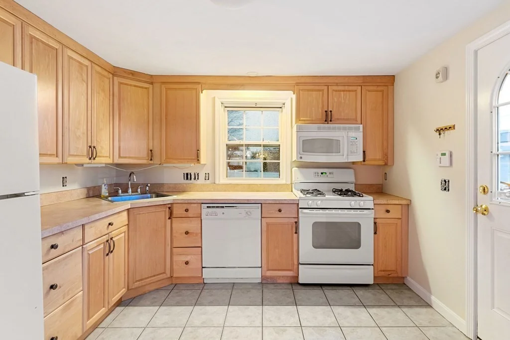 4 bed, 1 bath apartment for rent at 21 Halliden St Unit 21, Stoughton — photo 4 of 13