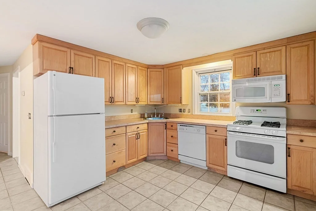 4 bed, 1 bath apartment for rent at 21 Halliden St Unit 21, Stoughton — photo 3 of 13