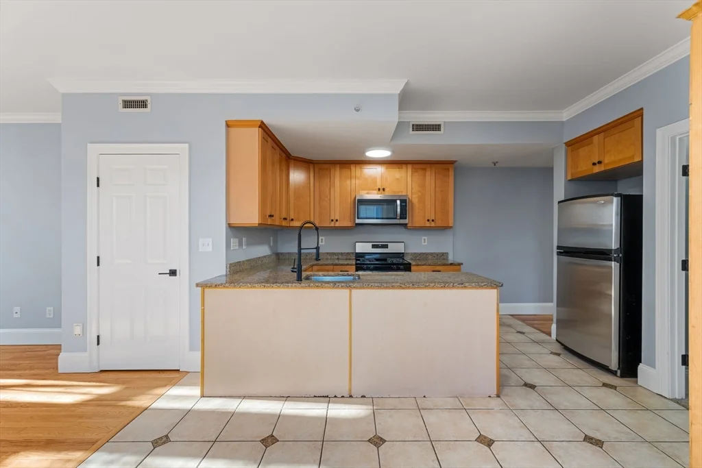 2 bed, 2 bath apartment for rent at 21 Harris St Unit 2, Ward Two — photo 3 of 15