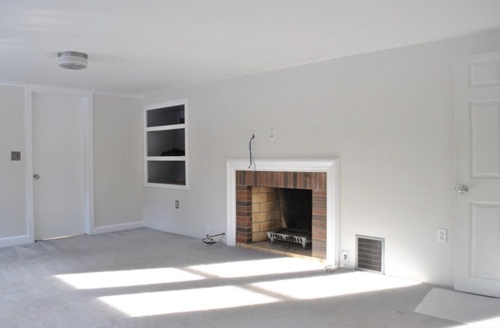 4 bed, 2 bath apartment for rent at 21 Hillside Rd, Lincoln — photo 7 of 10