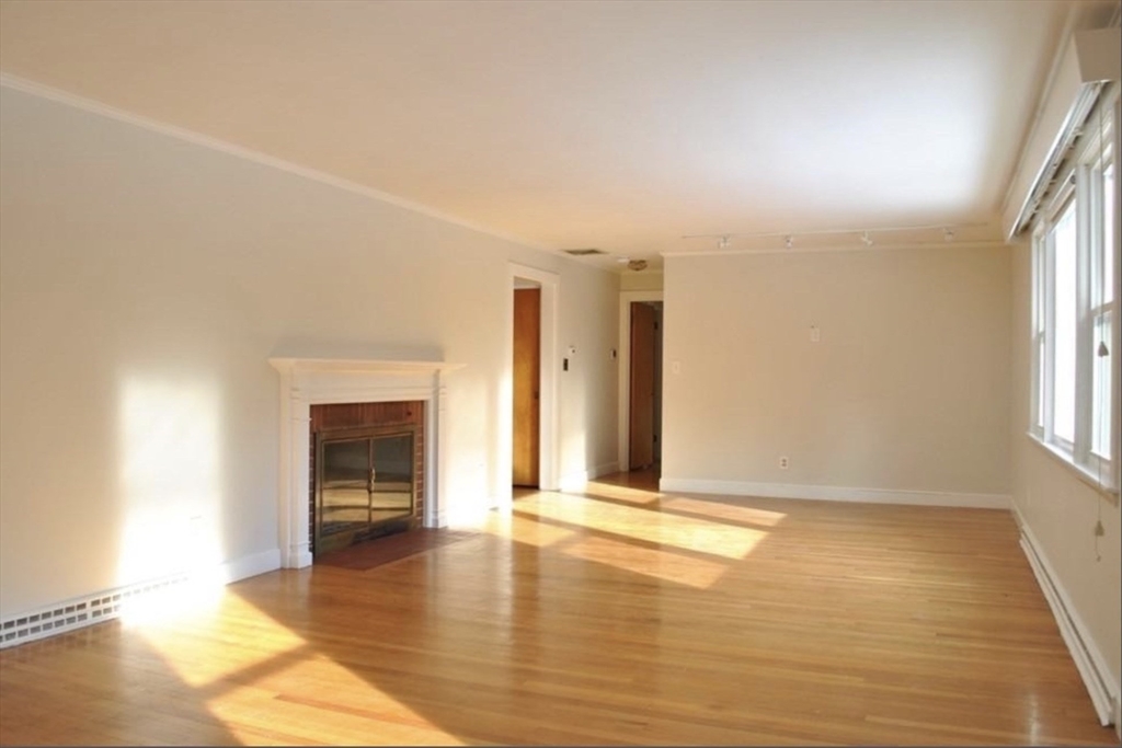 4 bed, 2 bath apartment for rent at 21 Hillside Rd, Lincoln — photo 2 of 10