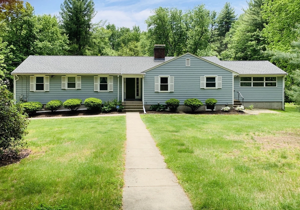 4 bed, 2 bath apartment for rent at 21 Hillside Rd, Lincoln — photo 1 of 10