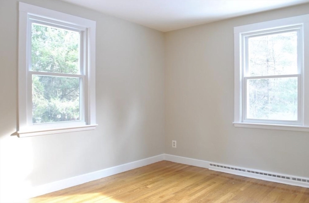 4 bed, 2 bath apartment for rent at 21 Hillside Rd, Lincoln — photo 6 of 10