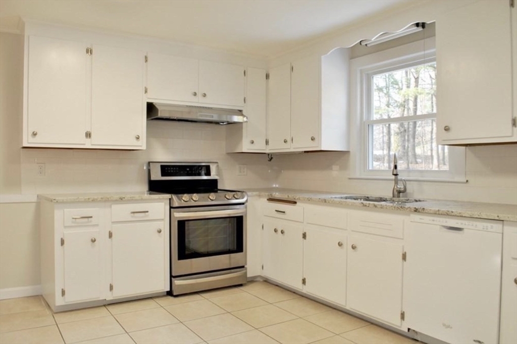 4 bed, 2 bath apartment for rent at 21 Hillside Rd, Lincoln — photo 3 of 10