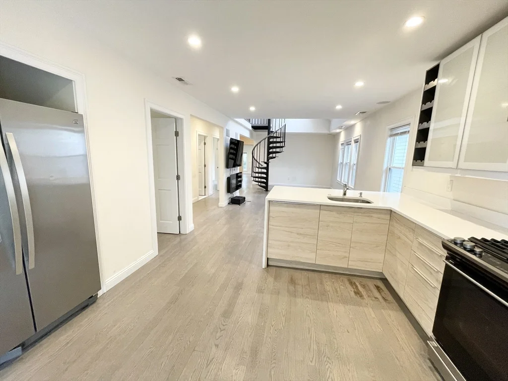 6 bed, 2 bath apartment for rent at 21 Iroquois Unit 1, Mission Hill — photo 3 of 28