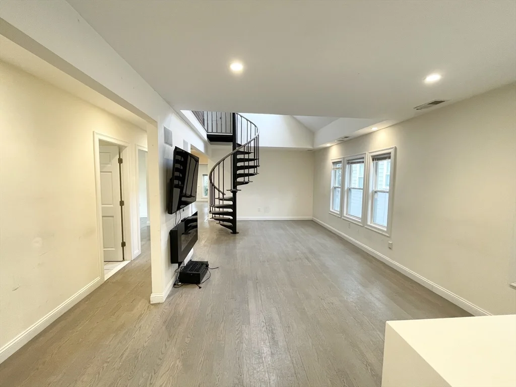 6 bed, 2 bath apartment for rent at 21 Iroquois Unit 1, Mission Hill — photo 5 of 28
