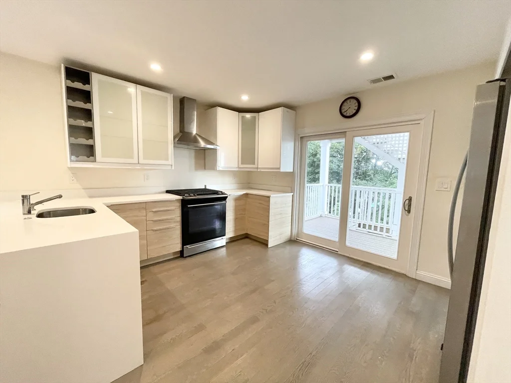 6 bed, 2 bath apartment for rent at 21 Iroquois Unit 1, Mission Hill