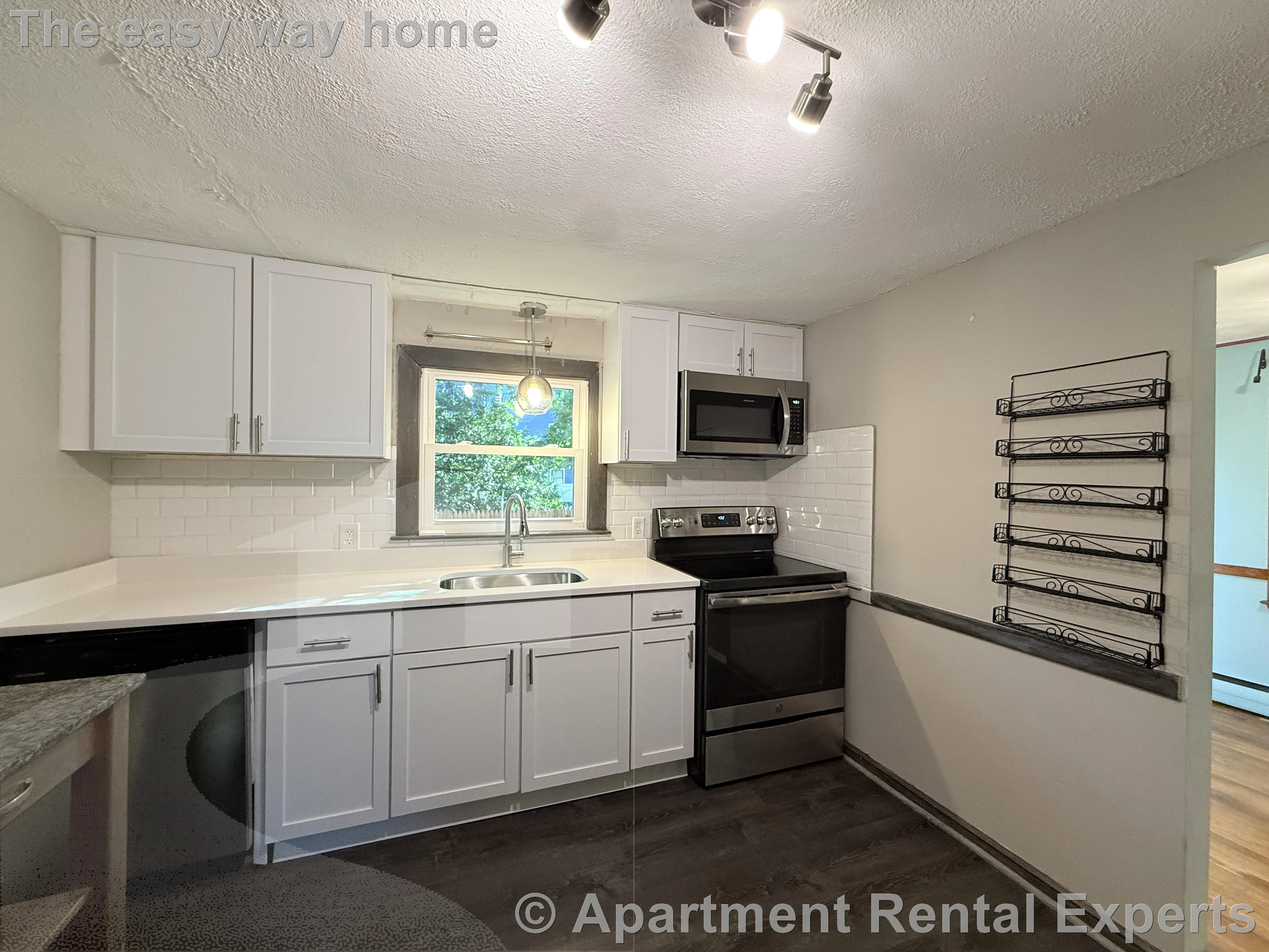3 bed, 1 bath apartment for rent at 21 Jerome St, Arlington Line — photo 4 of 24