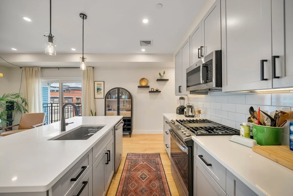 2 bed, 2 bath apartment for rent at 21 Lexington St Unit 304, Boston — photo 3 of 25