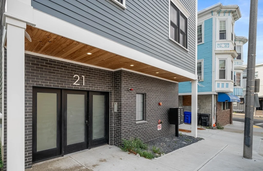 2 bed, 2 bath apartment for rent at 21 Lexington St Unit 304, Boston — photo 2 of 25
