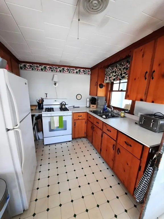 6 bed, 2 bath apartment for rent at 21 Manchester St Unit 21, Scituate — photo 7 of 11