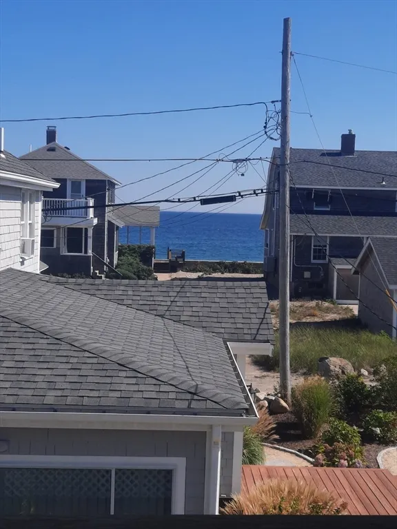 6 bed, 2 bath apartment for rent at 21 Manchester St Unit 21, Scituate — photo 2 of 11