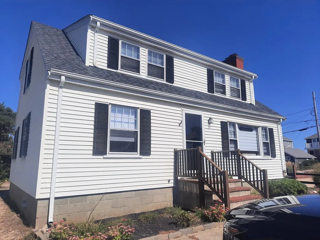 6 bed, 2 bath apartment for rent at 21 Manchester St Unit 21, Scituate — photo 1 of 11