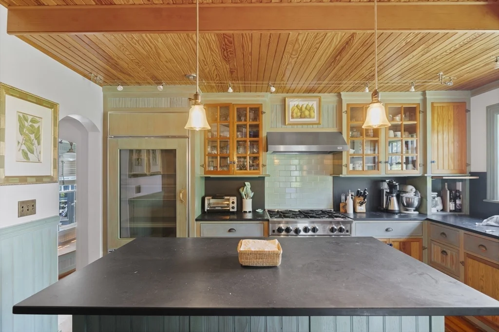 4 bed, 4+ bath apartment for rent at 21 Mckinley, Nantucket — photo 7 of 27