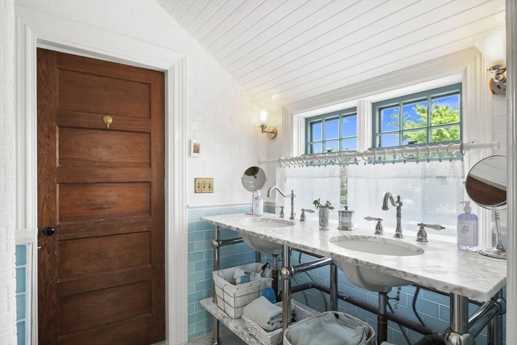4 bed, 4+ bath apartment for rent at 21 Mckinley, Nantucket — photo 21 of 27