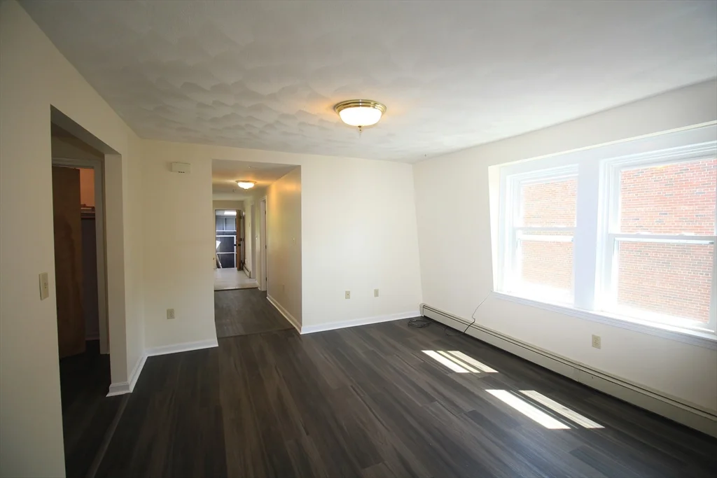 4 bed, 1 bath apartment for rent at 21 Mellen Unit 3, Baldwin — photo 2 of 10