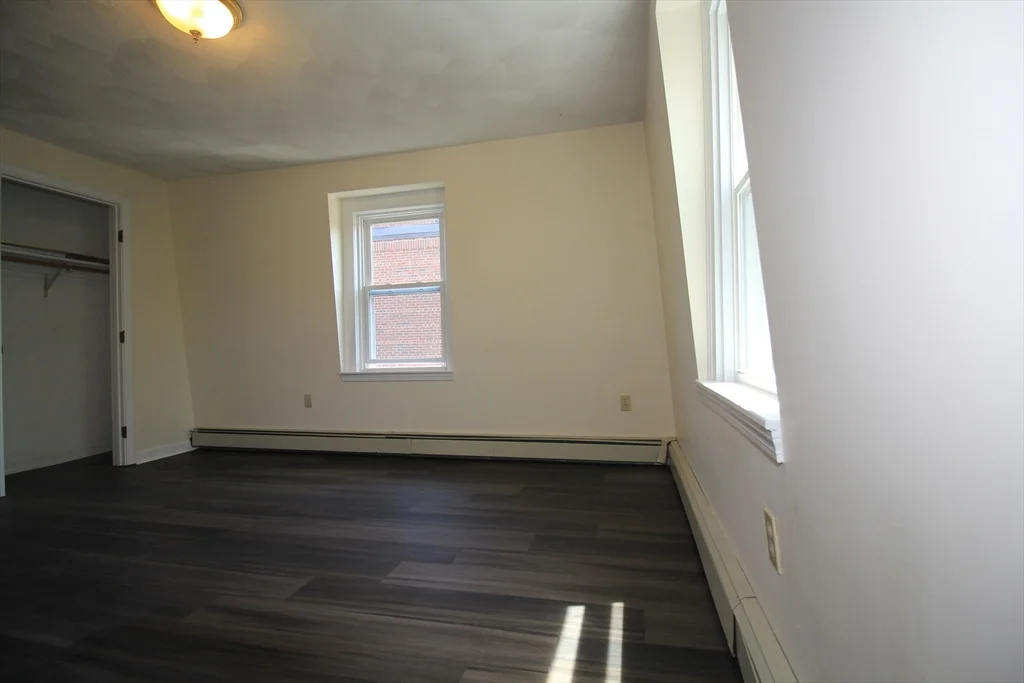 4 bed, 1 bath apartment for rent at 21 Mellen Unit 3, Baldwin — photo 6 of 10