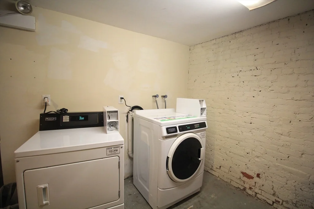 4 bed, 1 bath apartment for rent at 21 Mellen Unit 3, Baldwin — photo 8 of 10