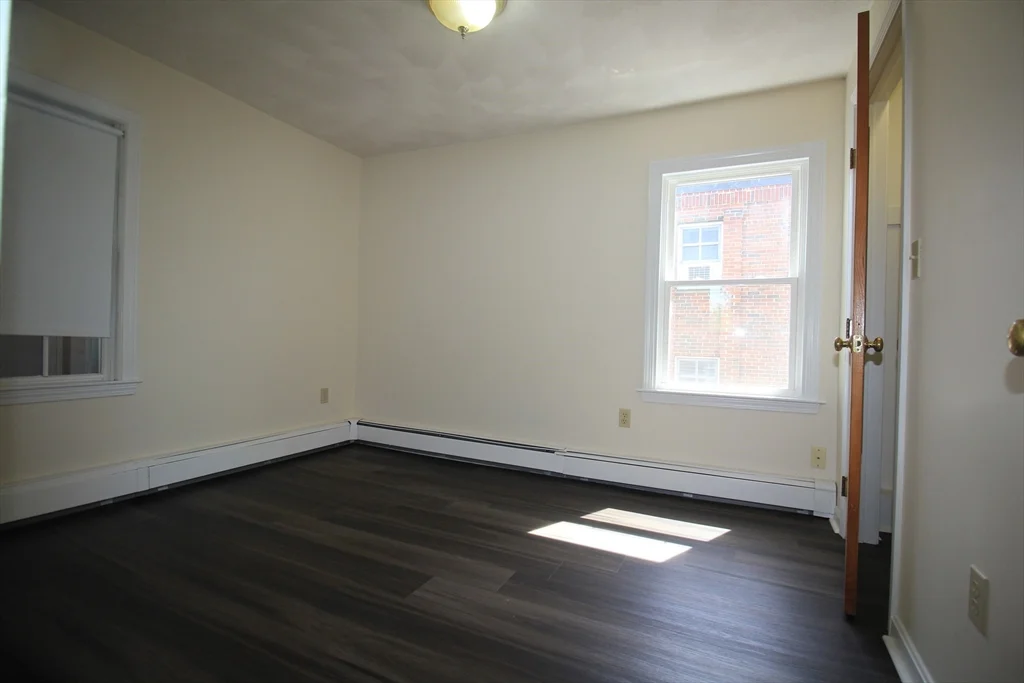 4 bed, 1 bath apartment for rent at 21 Mellen Unit 3, Baldwin — photo 4 of 10