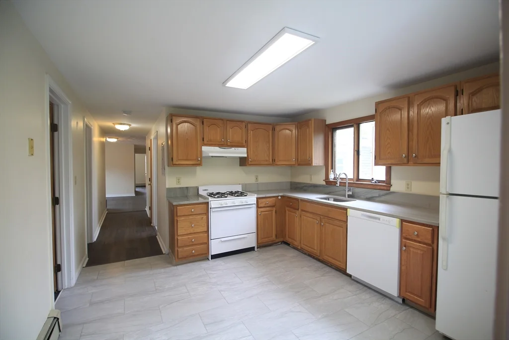 4 bed, 1 bath apartment for rent at 21 Mellen Unit 3, Baldwin