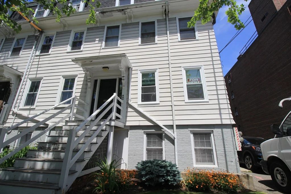 4 bed, 1 bath apartment for rent at 21 Mellen Unit 3, Baldwin — photo 9 of 10