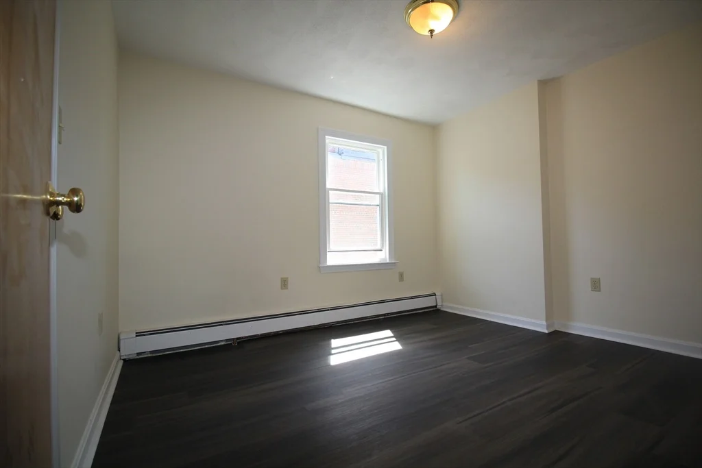 4 bed, 1 bath apartment for rent at 21 Mellen Unit 3, Baldwin — photo 5 of 10
