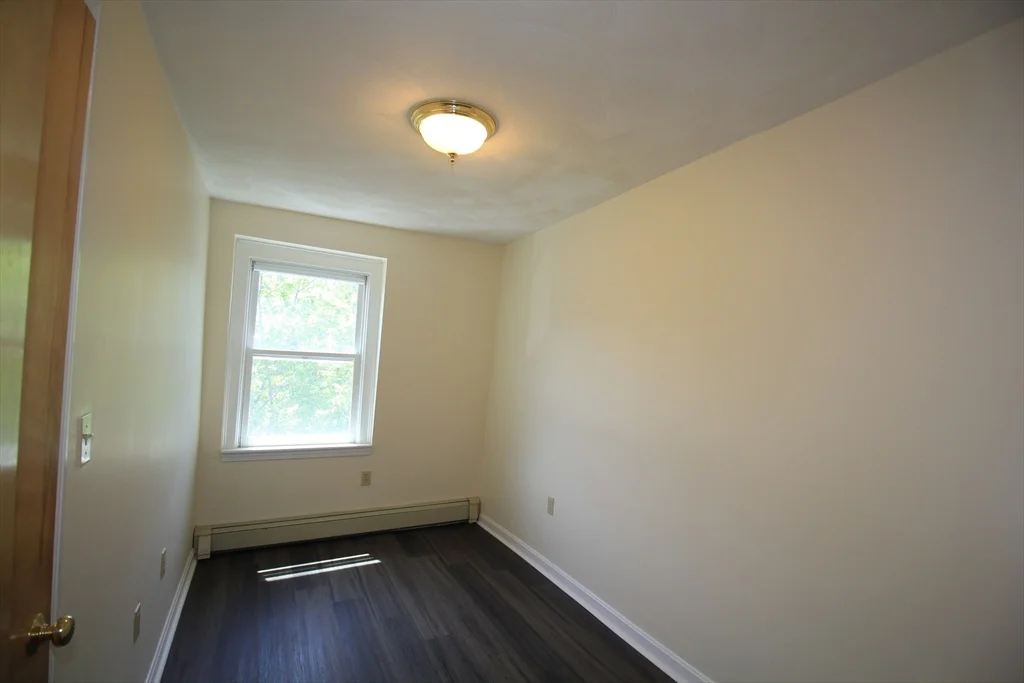 4 bed, 1 bath apartment for rent at 21 Mellen Unit 3, Baldwin — photo 7 of 10