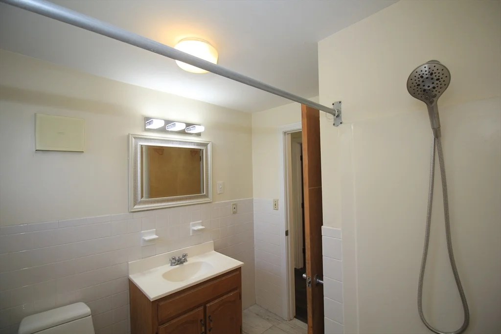 4 bed, 1 bath apartment for rent at 21 Mellen Unit 3, Baldwin — photo 3 of 10