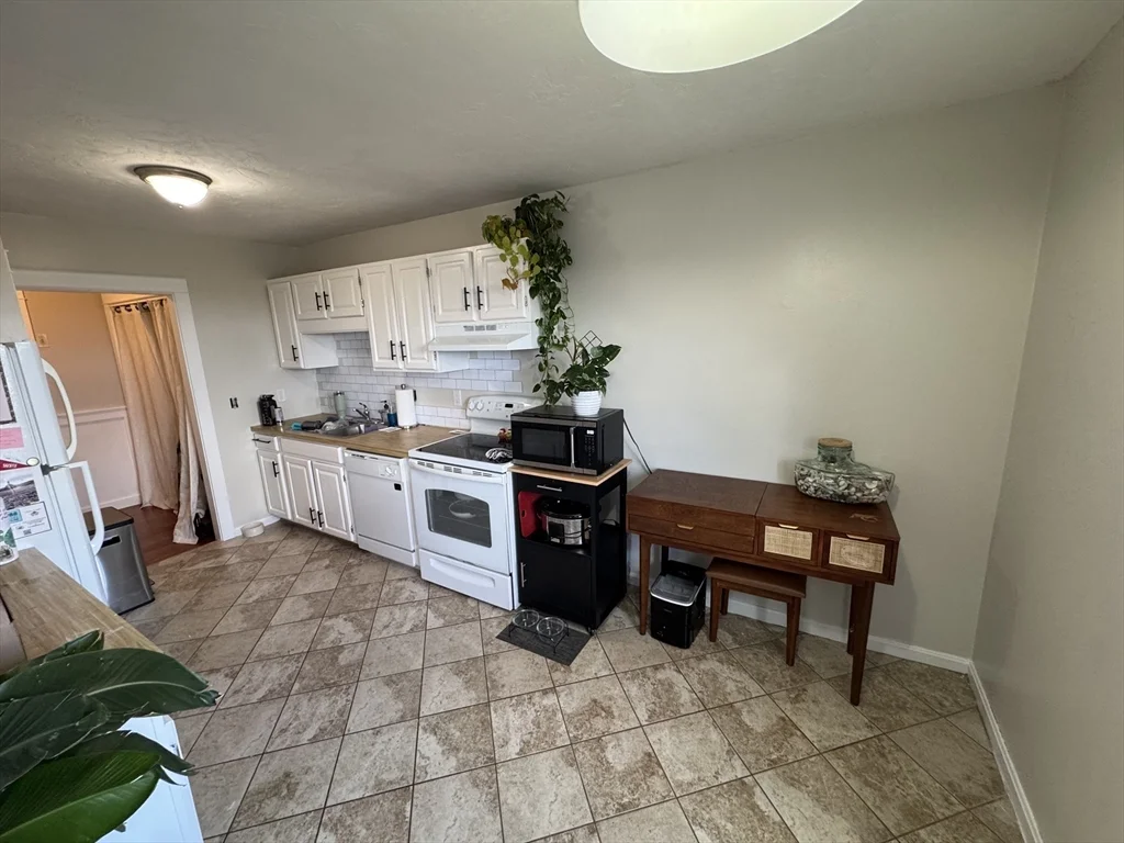 1 bed, 1 bath apartment for rent at 21 Middlesex Ave Unit 303, Worcester — photo 5 of 10