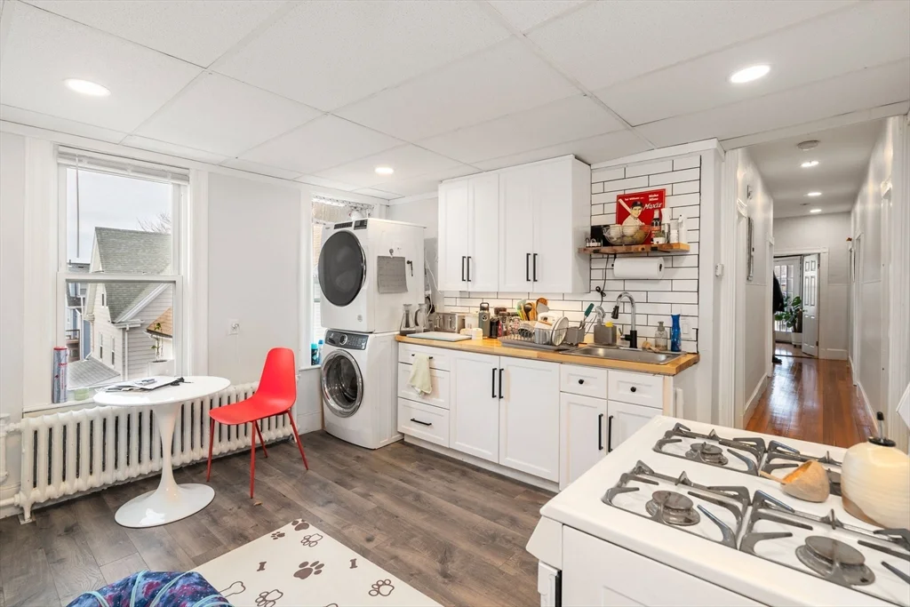 4 bed, 1 bath apartment for rent at 21 Nevada St Unit 3, Winthrop Beach